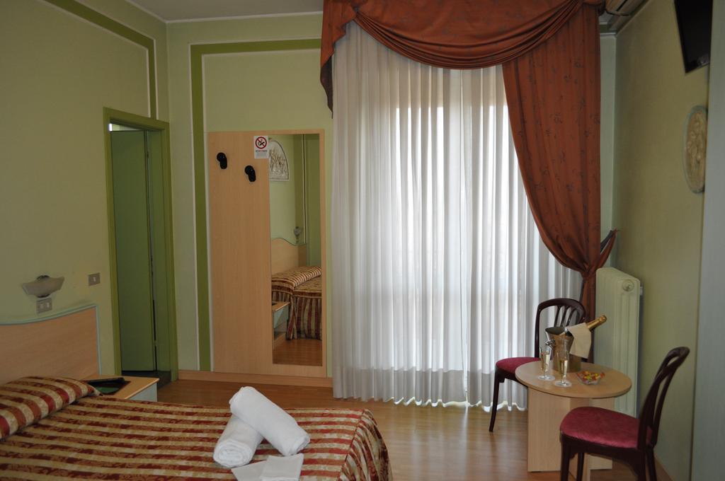 فندق سيرمِيونيفي  هوتل ألسازيا الغرفة الصورة